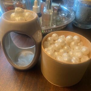 Lavender Scent Pearl Wax Melts in box 5 oz. With new ceramic warmer. PRICE FIRM